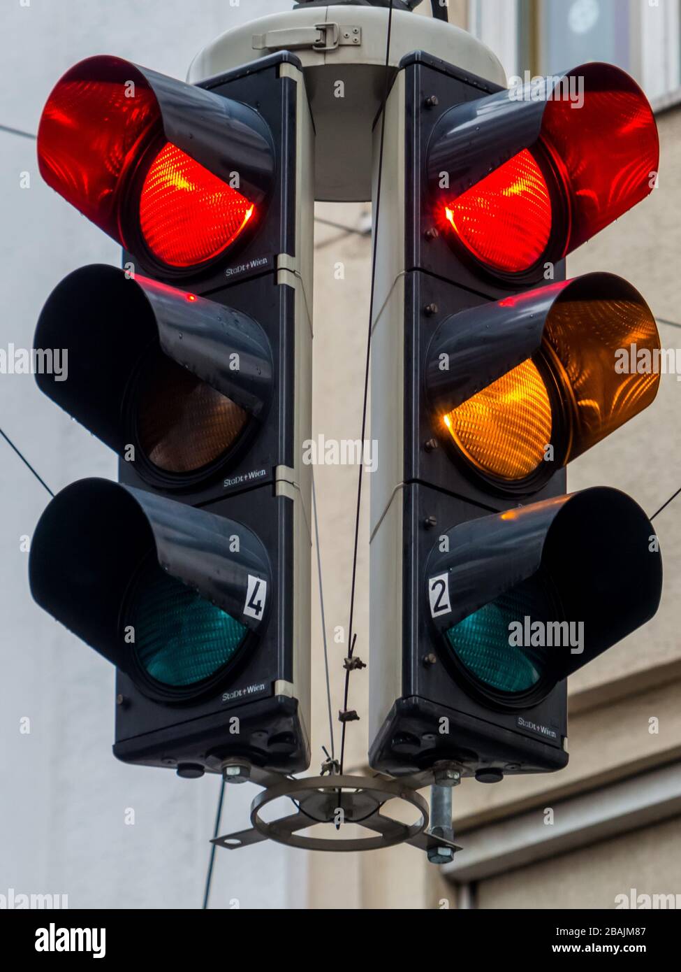 Verkehrsampel mit rotem und gelben oder orangem Licht. Stock Photo