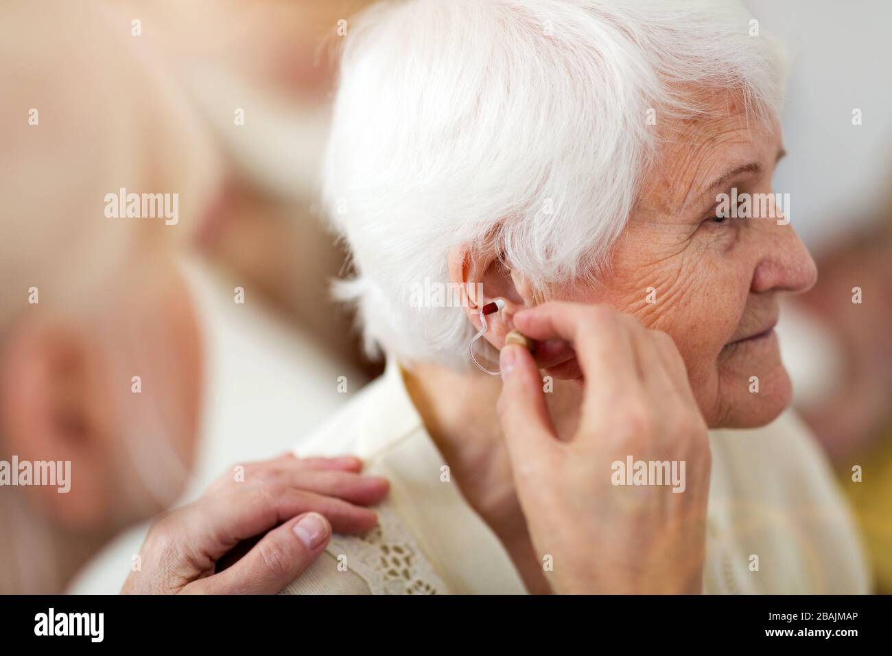 Hearing aid old hires stock photography and images Alamy