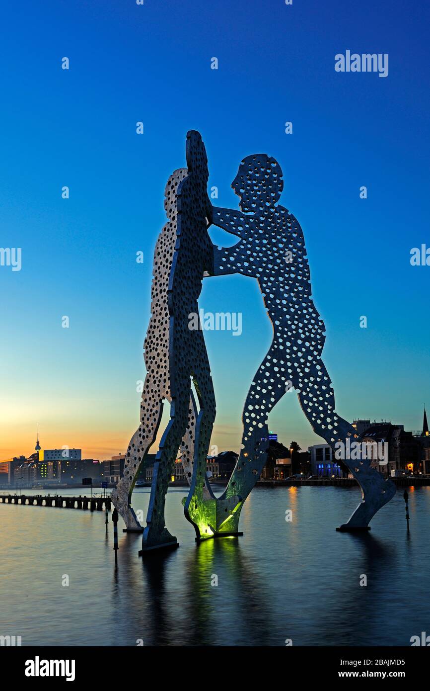 Molecule Men, 30 Meter hohes Kunstwerk aus Aluminium ,  Bildhauer Jonathan Borofsky, in der Spree stehend bei Sonnenuntergang ,  Berlin, Deutschland, Stock Photo