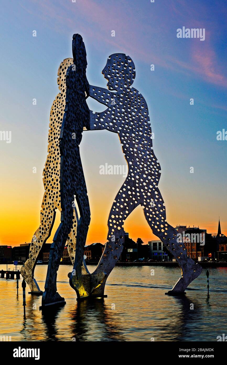 Molecule Men, 30 Meter hohes Kunstwerk aus Aluminium ,  Bildhauer Jonathan Borofsky, in der Spree stehend bei Sonnenuntergang ,  Berlin, Deutschland, Stock Photo
