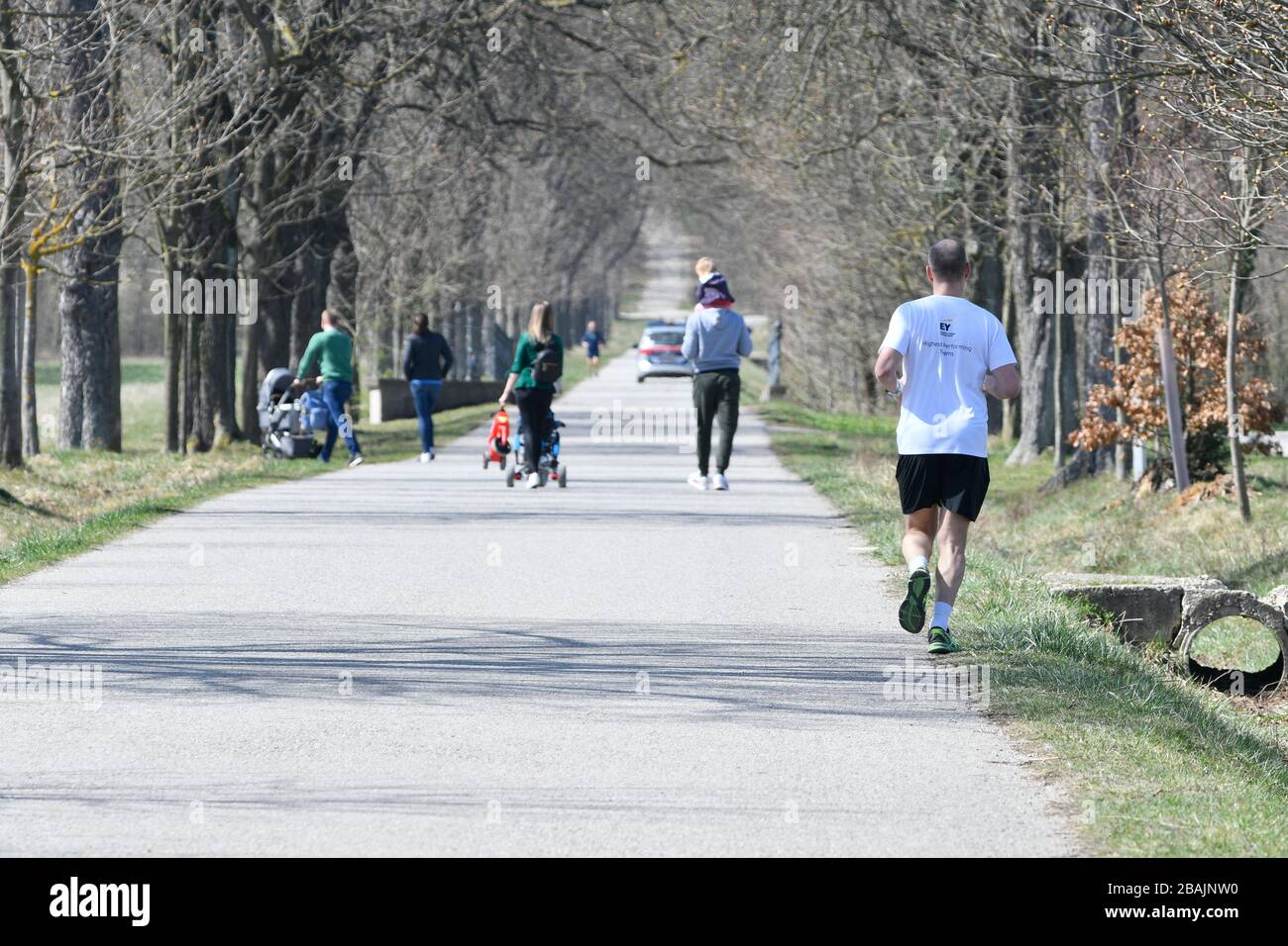 Vienna, Austria. 28th March 2020. The beautiful spring weather drives many people out into the open, despite exit restrictions. Image shows visitors in the Lainzer Tiergarten in Vienna. Credit: Franz Perc / Alamy Live News Stock Photo