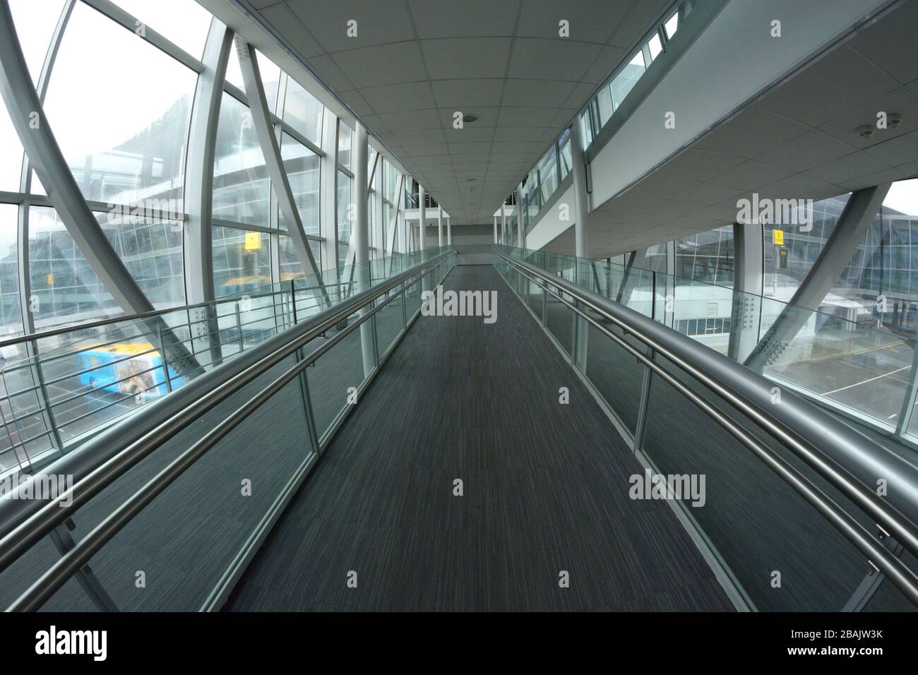 Empty aircraft walkway, inside bridge to planes Stock Photo - Alamy