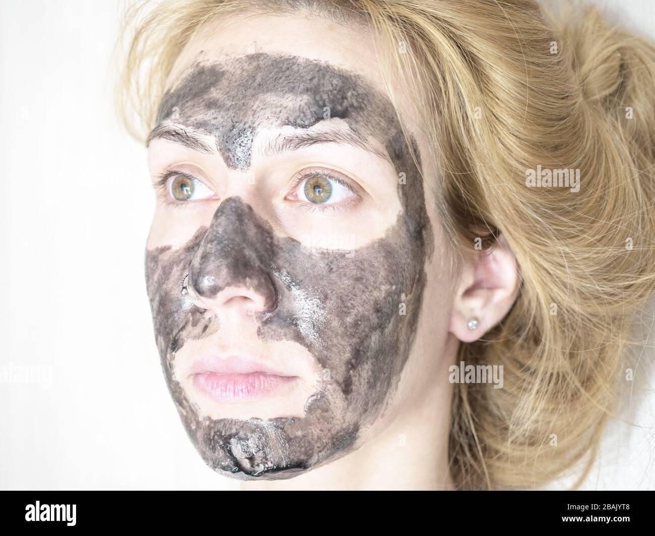Download Peel Off Face Mask High Resolution Stock Photography And Images Alamy Yellowimages Mockups
