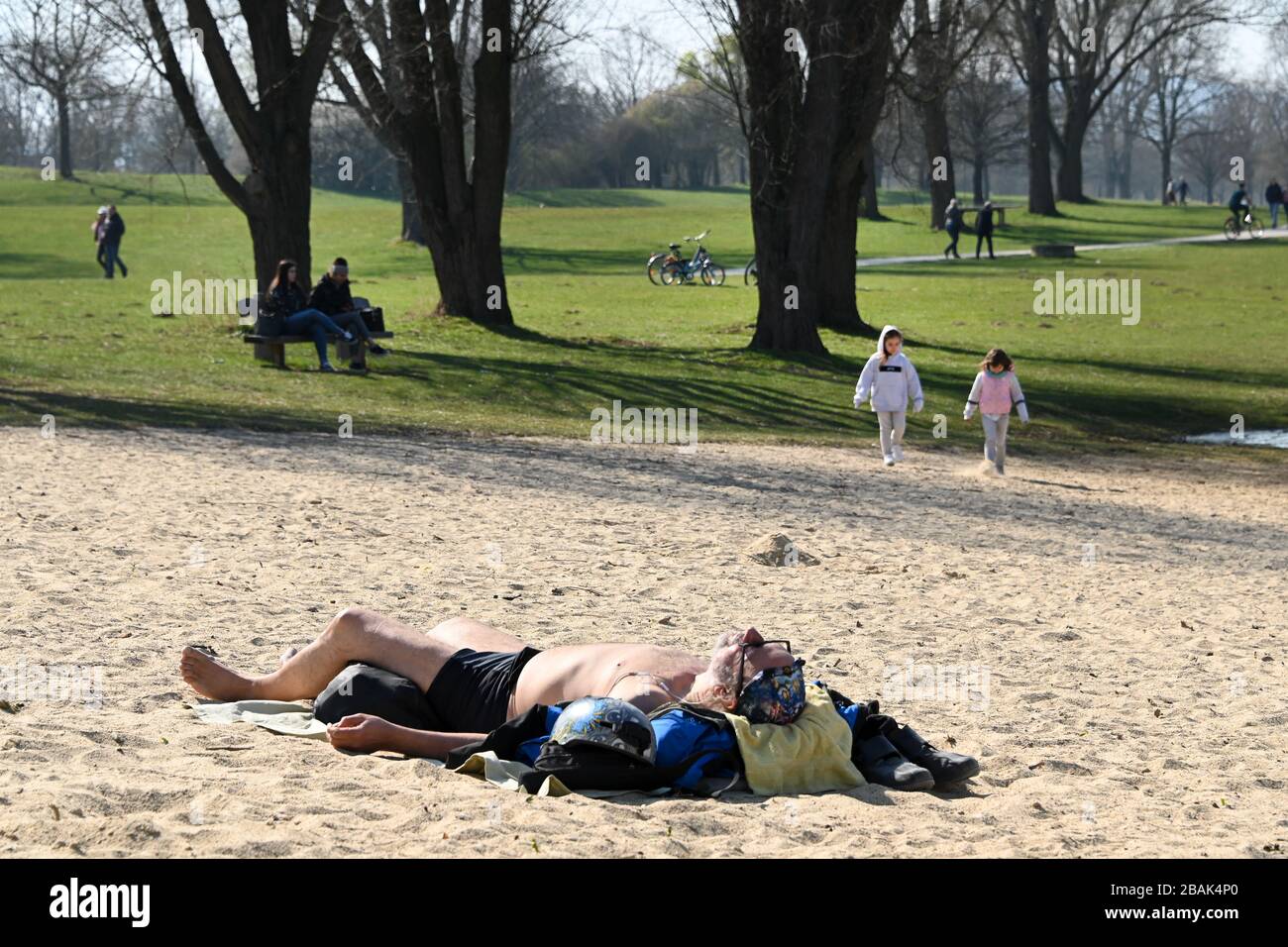 Kassel, Germany. 28th Mar, 2020. Josef takes a sunbath on the beach of Lake Buga. For Sunday (29.03.2020) the meteorologists in Northern Hesse have announced snowfall down to the lowlands. Credit: Uwe Zucchi/dpa/Alamy Live News Stock Photo