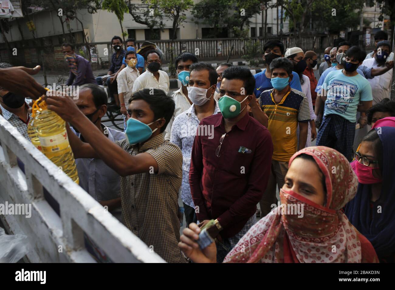 Dhaka, Bangladesh. 28th Mar, 2020. People buy soybean oil from a government authorized van a amid COVIC-19 lockdown near the Sadarghat area. Credit: MD Mehedi Hasan/ZUMA Wire/Alamy Live News Stock Photo