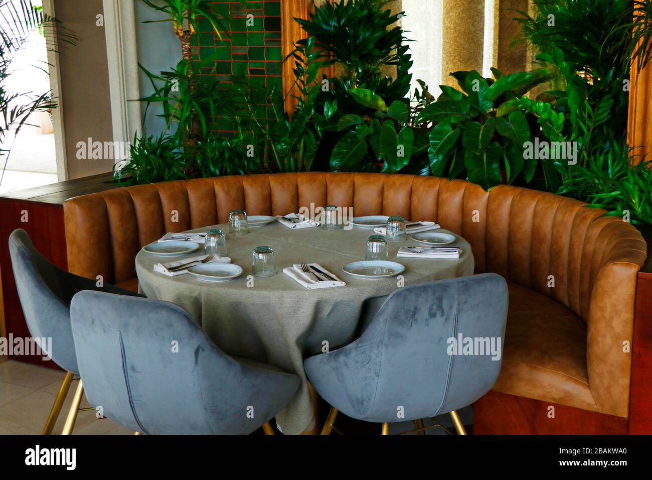 simple and elegant dining table set up Stock Photo - Alamy