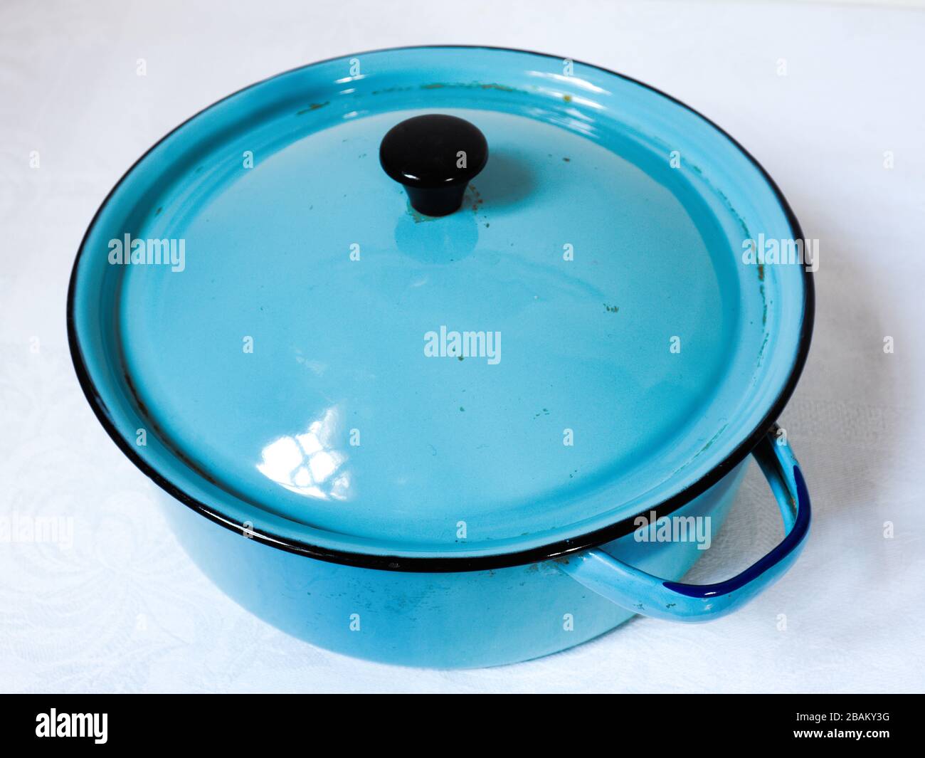 https://c8.alamy.com/comp/2BAKY3G/vintage-blue-enamelled-dish-with-lid-circa-1950so-used-for-cooking-very-retro-and-trendy-kitchenalia-2BAKY3G.jpg