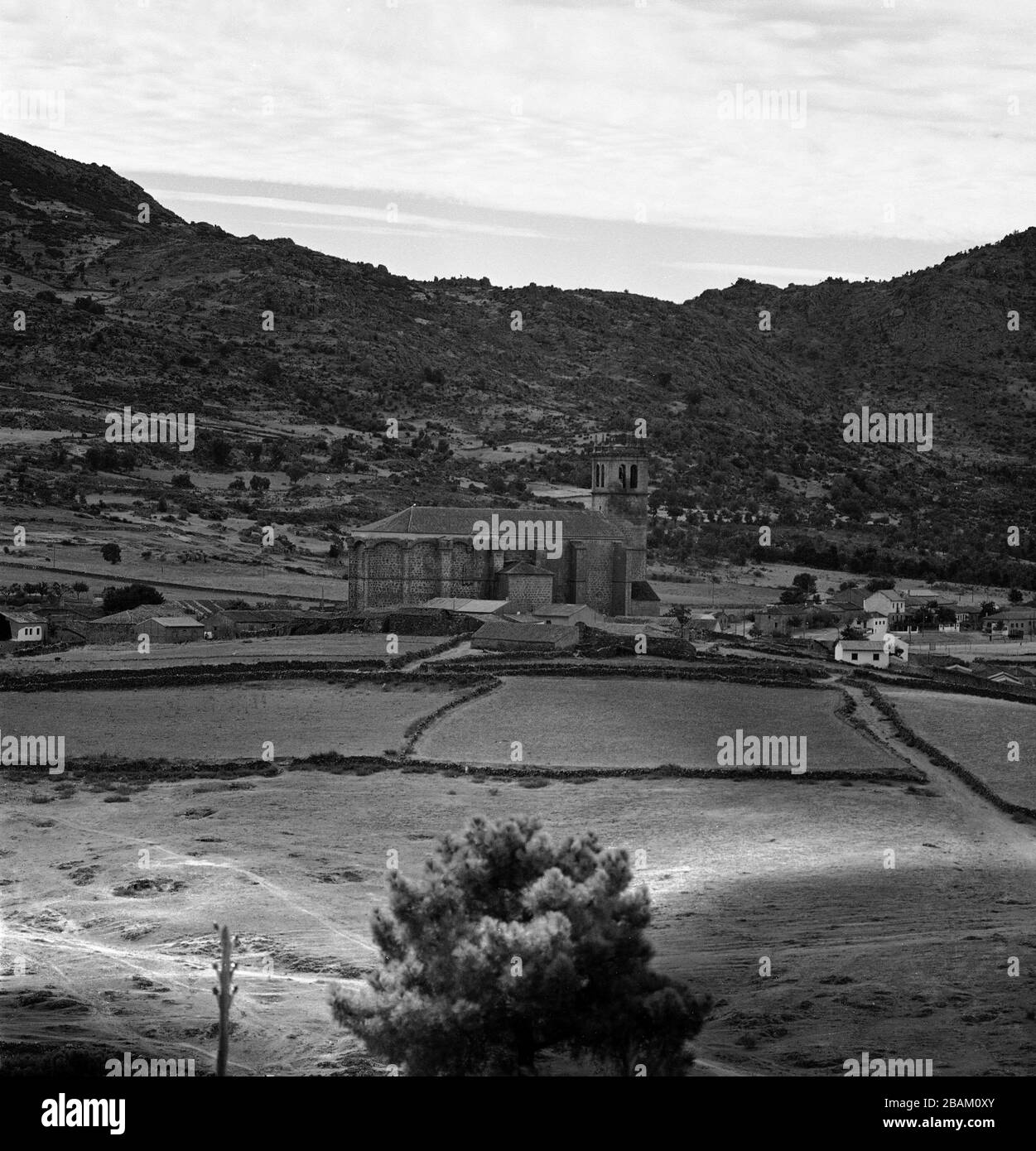 PANORAMICA DE ROBLEDO DE CHAVELA CON LA IGLESIA DE LA ASUNCION EN