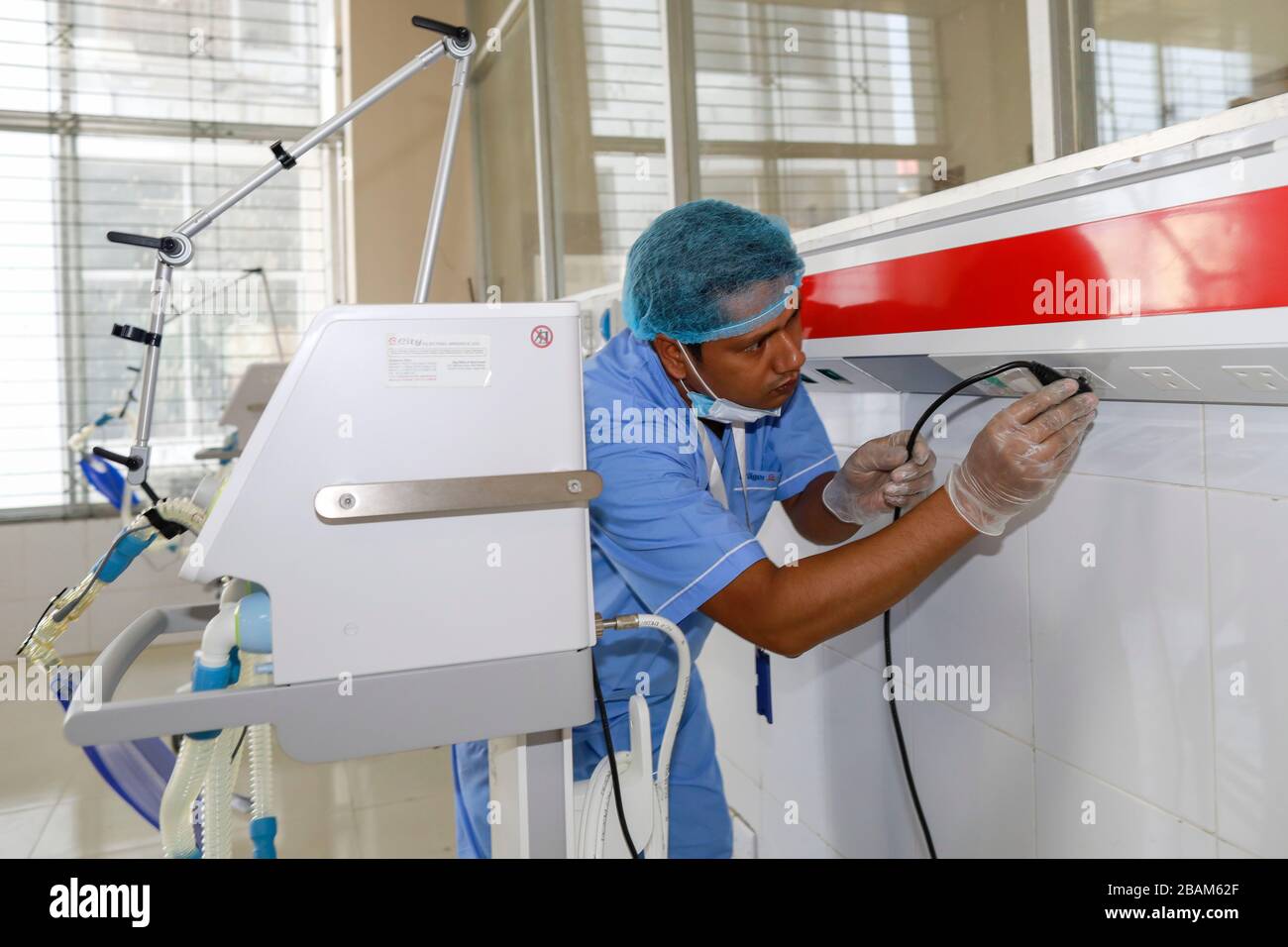 Dhaka, Bangladesh. 28th Mar, 2020. Staffs of medical equipment vendor