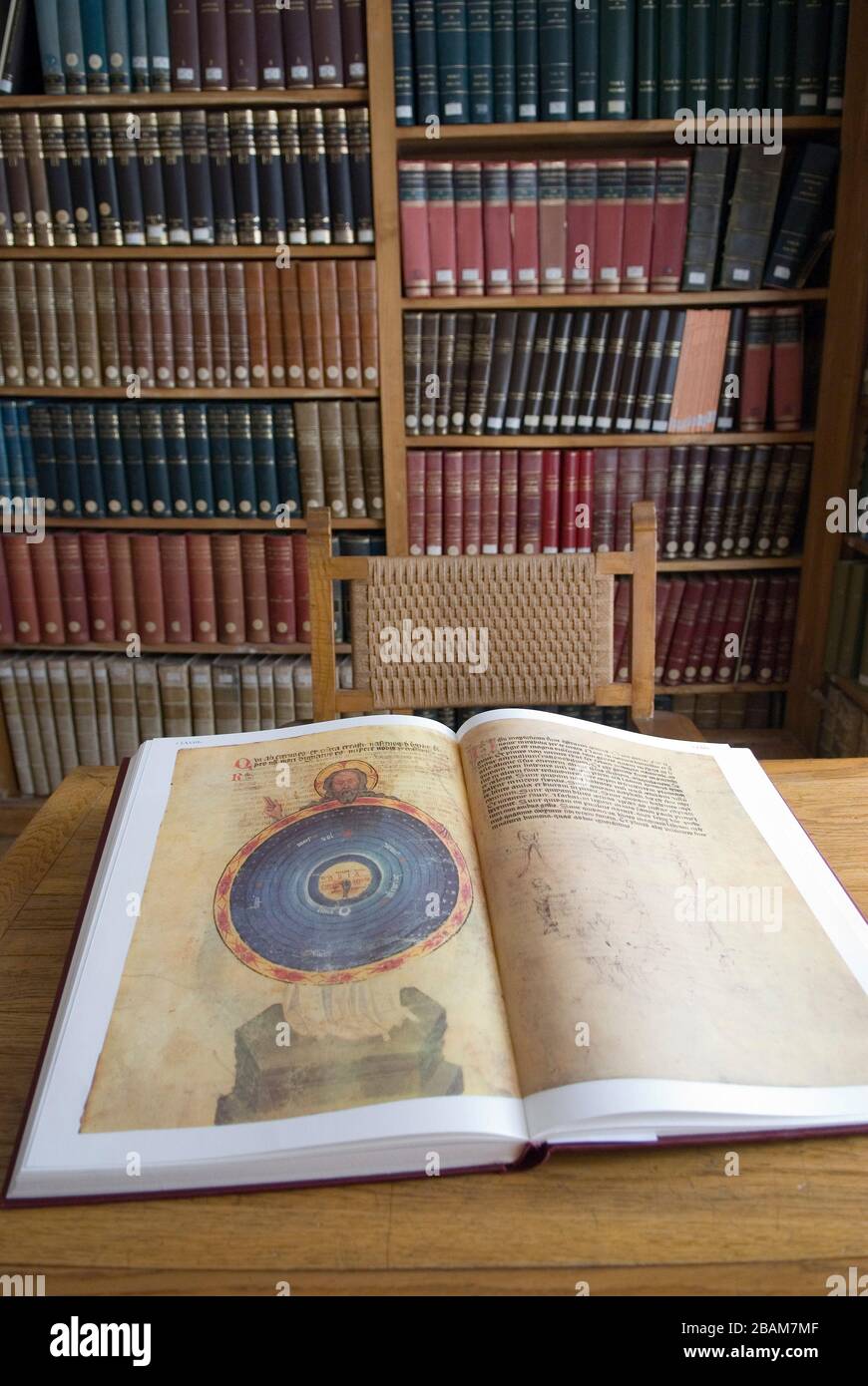 El llibre vermell de Montserrat" a la biblioteca de l'adadia de Montserrat,  Montserrat, Catalonia, Europe Stock Photo - Alamy