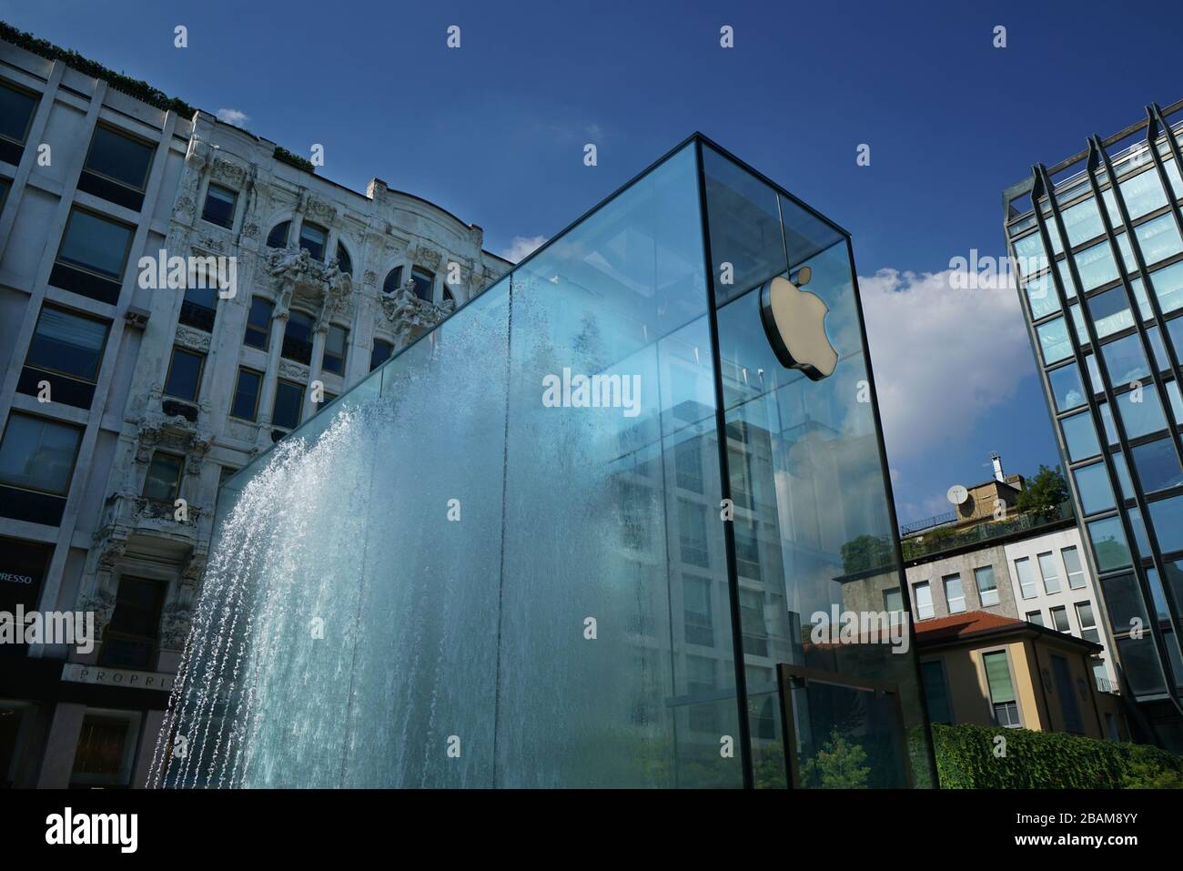 Apple store milan hi-res stock photography and images - Alamy