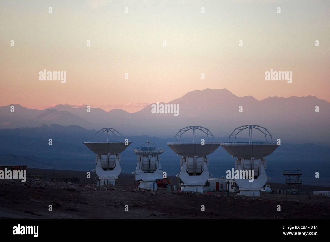 vervagen roze Preek English: Four large antennas for the Atacama Large Millimeter/submillimeter  Array (ALMA) thrust to the sky at the Operations Support Facility (OSF),  2900 m above sea level. ALMA is the largest ground-based astronomy