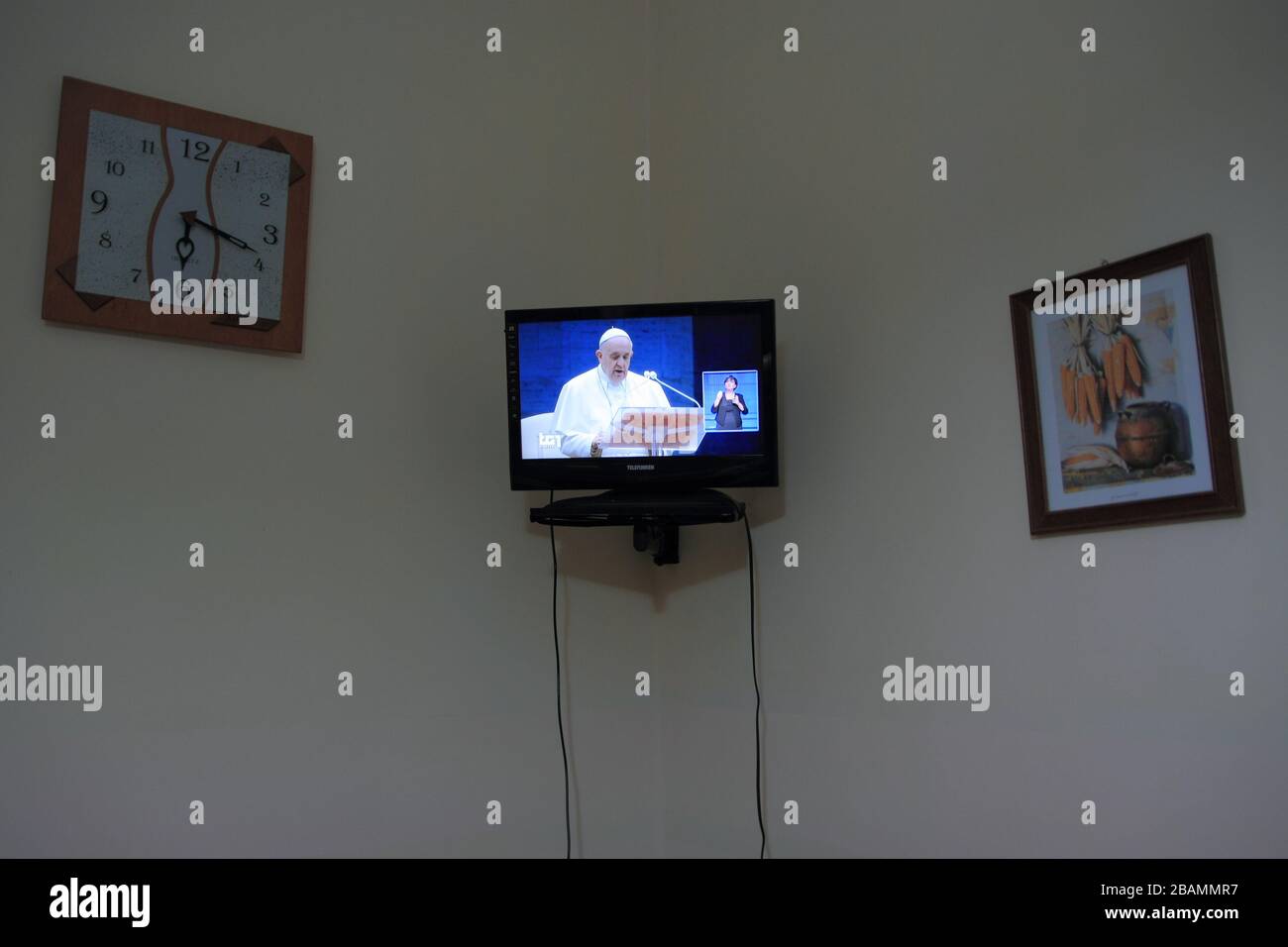Pagani,Sa,Italy- March 27,2020: Pope Francis in live world TV from the  Vatican imparts to all the Catholic faithful of the world the blessing urbi  et Stock Photo - Alamy