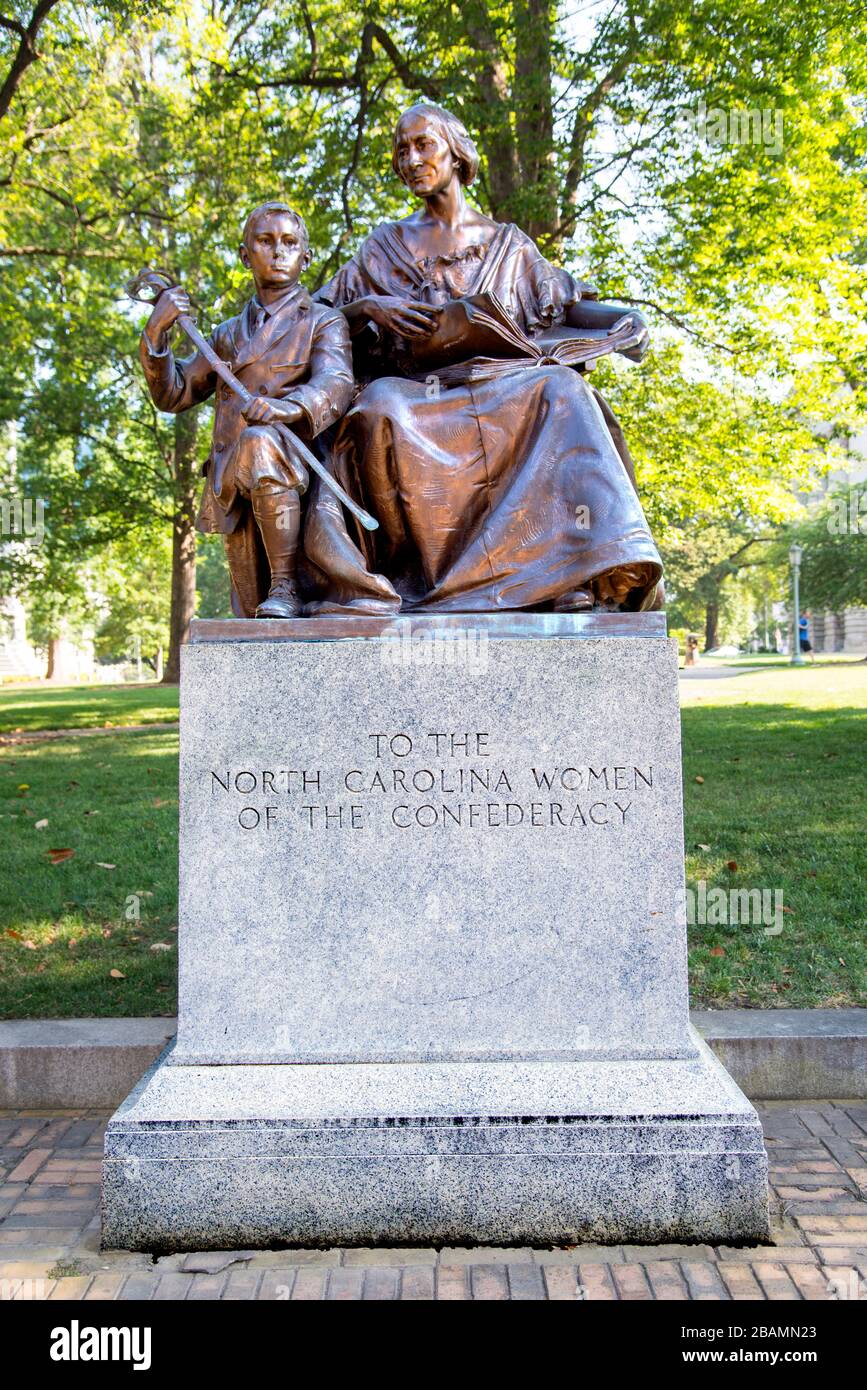 Women of war statue hi-res stock photography and images - Alamy