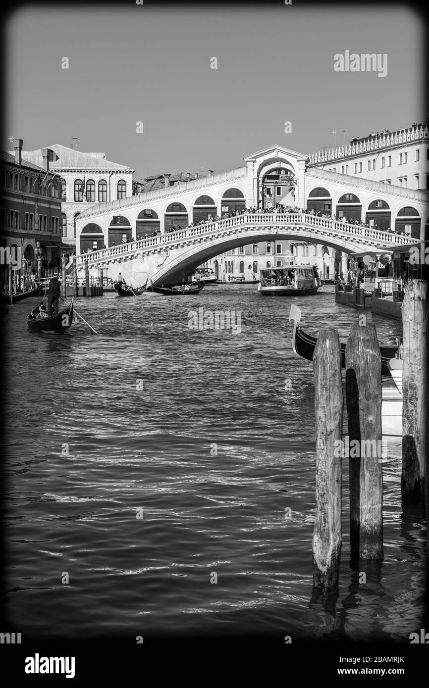 Rialto bridge gondola Black and White Stock Photos & Images - Alamy