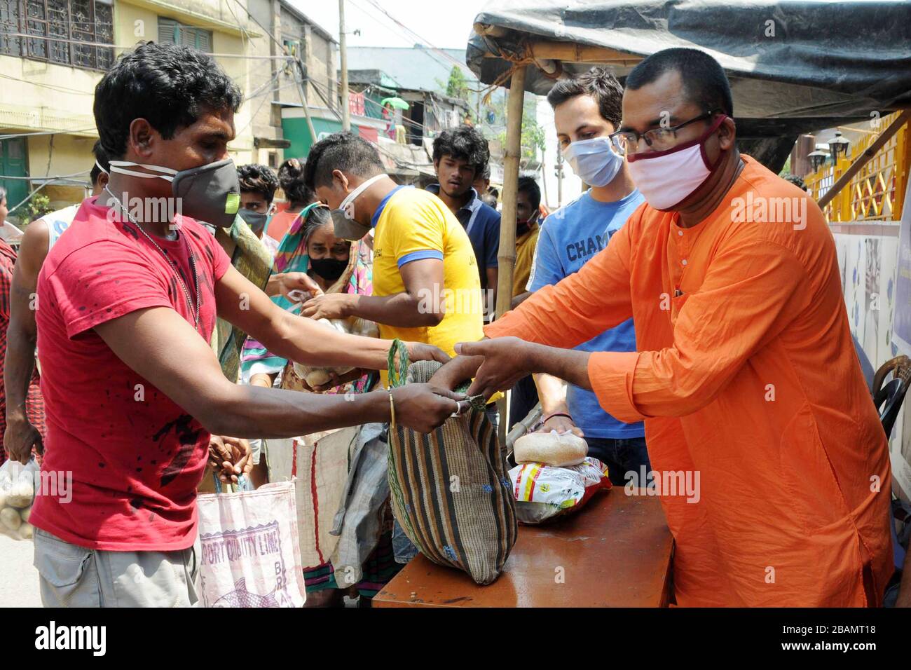 Kolkata, India. 28th Mar, 2020. Ramkrishna Mission volenteer distribute free food to daily wage workers during to the lock down due to the out break of COVID 19 Coronavirus. (Photo by Saikat Paul/Pacific Press/Sipa USA) Credit: Sipa USA/Alamy Live News Stock Photo