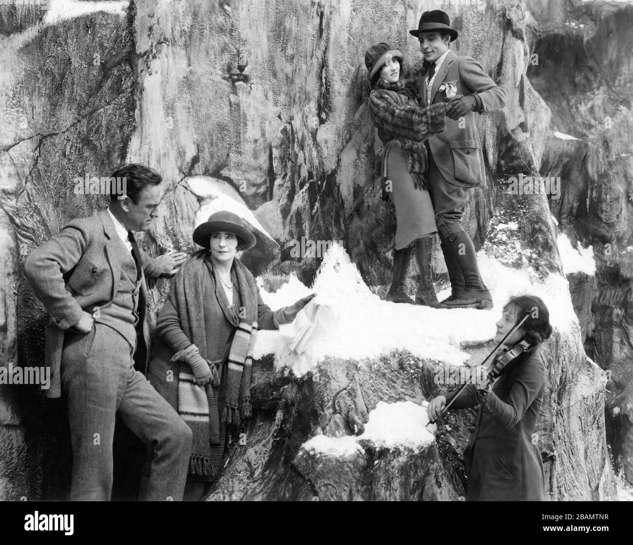 Director SAM WOOD writer ELINOR GLYN RUDOLPH VALENTINO GLORIA SWANSON and  Female Violinist Playing Mood Music on set candid filming BEYOND THE ROCKS  1922 novel ELINOR GLYN Famous Players - Lasky Corporation /