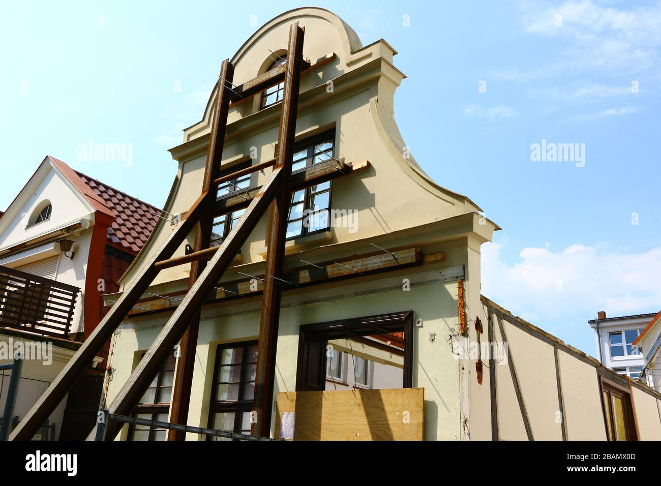 Renovierung eines Historischen Gebäudes im Zentrum von Warnemünde an der Ostseeküste Stock Photo