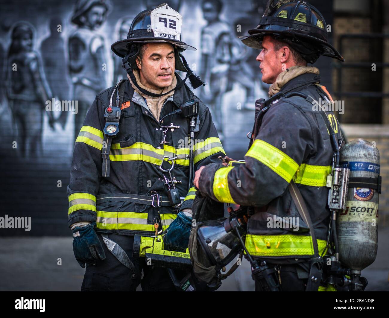 bronx-united-states-27th-mar-2020-a-3-alarm-fire-in-the-bronx-rips
