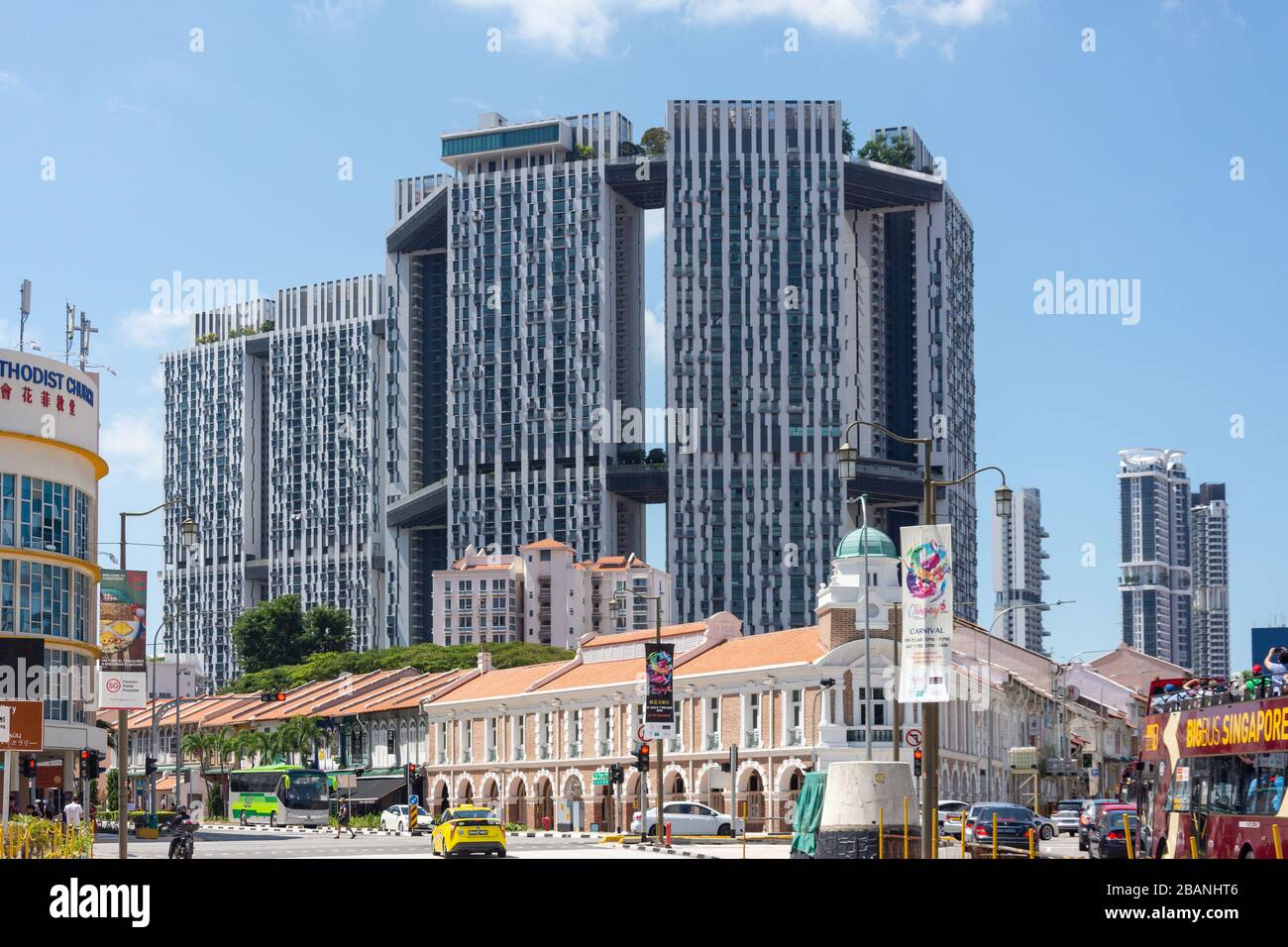 Jin Rickshaw Building and The Pinnacle Duxton apartment building, South Bridge Road junction, Chinatown, Central Area, Singapore Stock Photo