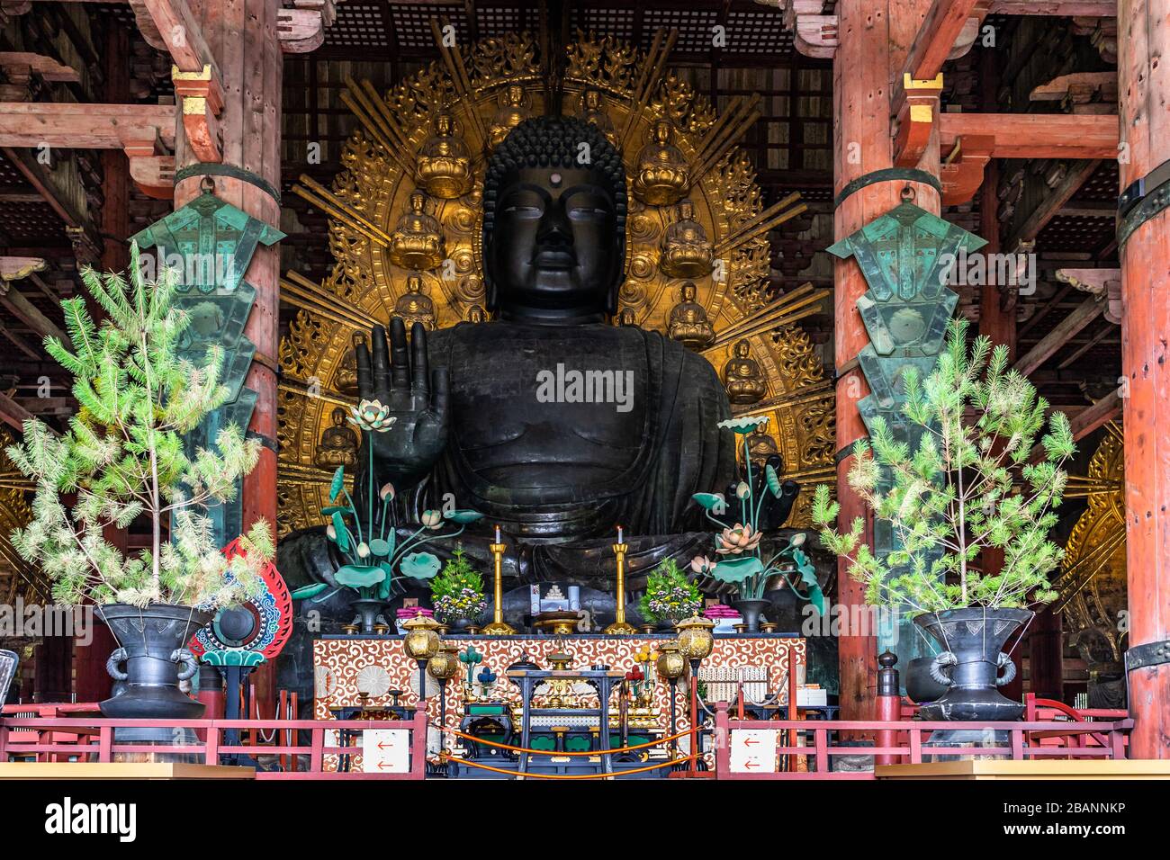 The Great Buddha (Daibutsu) in the main hall of the Todaiji Temple ...