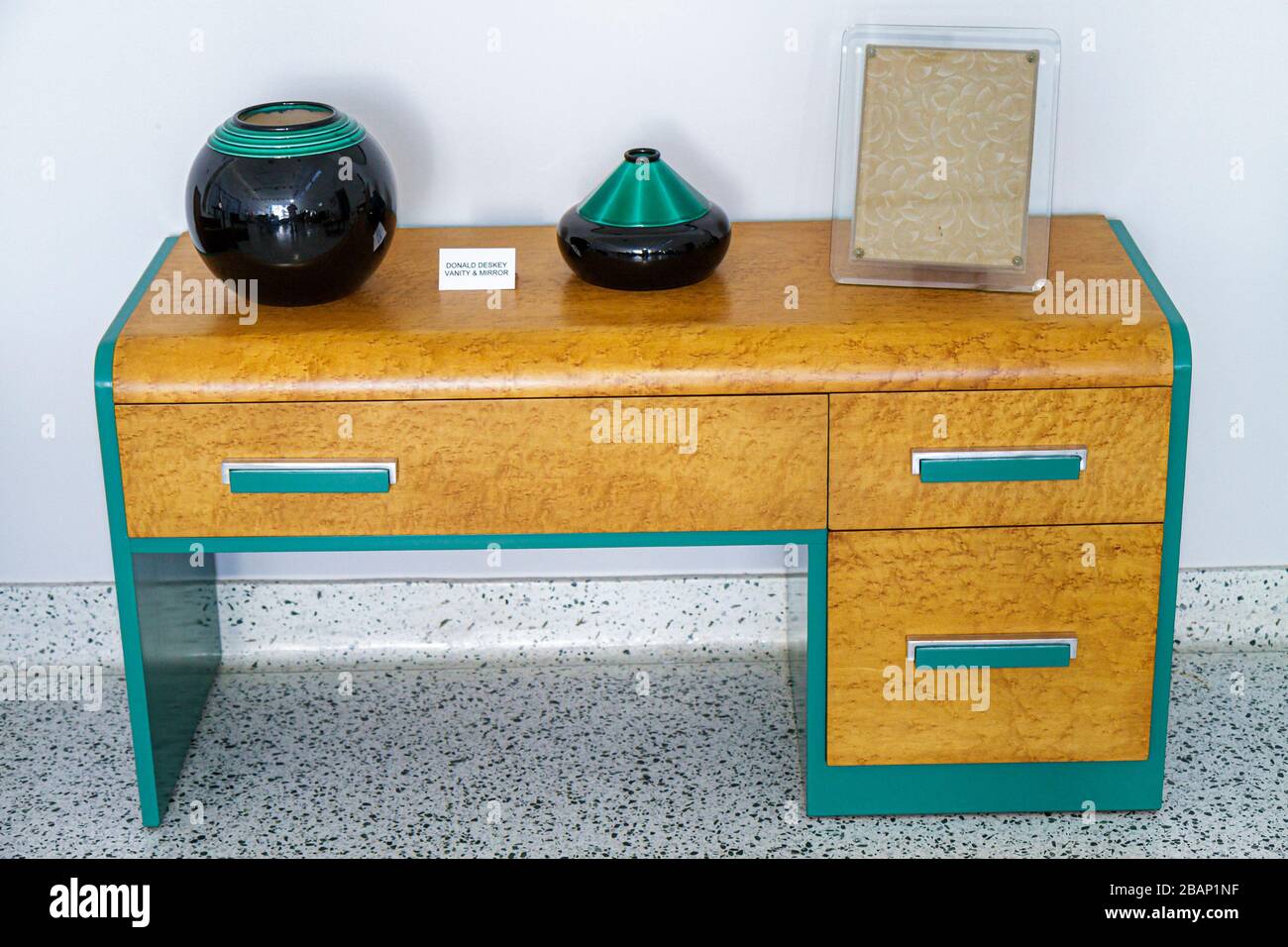 American art deco furniture hi-res stock photography and images - Alamy