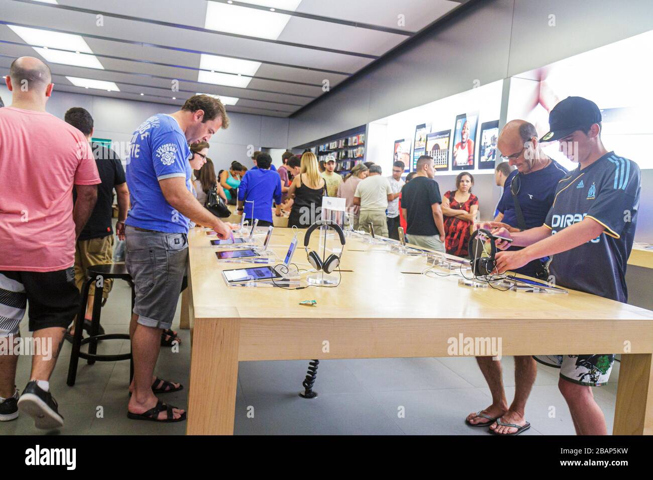 Miami Florida,Dadeland mall,The Apple Store,Apple iPad,product products  display sale,woman women female lady adult adults,servers employee  employees w Stock Photo - Alamy