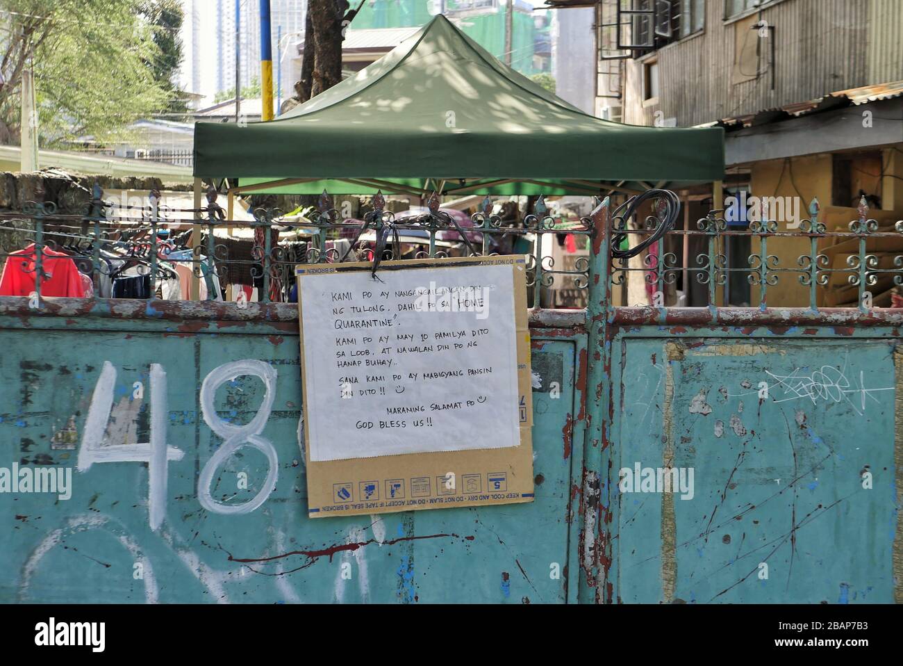 Mandaluyong City, National Capital Region, Philippines. 29th Mar, 2020. The current situation on the quarantine lockdown.A plea for help for this residence with 10 members who lost their livelihood and under home quarantine. Credit: George Buid/ZUMA Wire/Alamy Live News Stock Photo