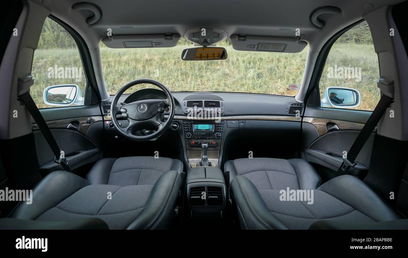 Interieur aus schwarzem Leder, Mercedes Benz W211 Avantgarde mit Polsterung  kombiniert mit Leder und Textil, keine Menschen Stockfotografie - Alamy