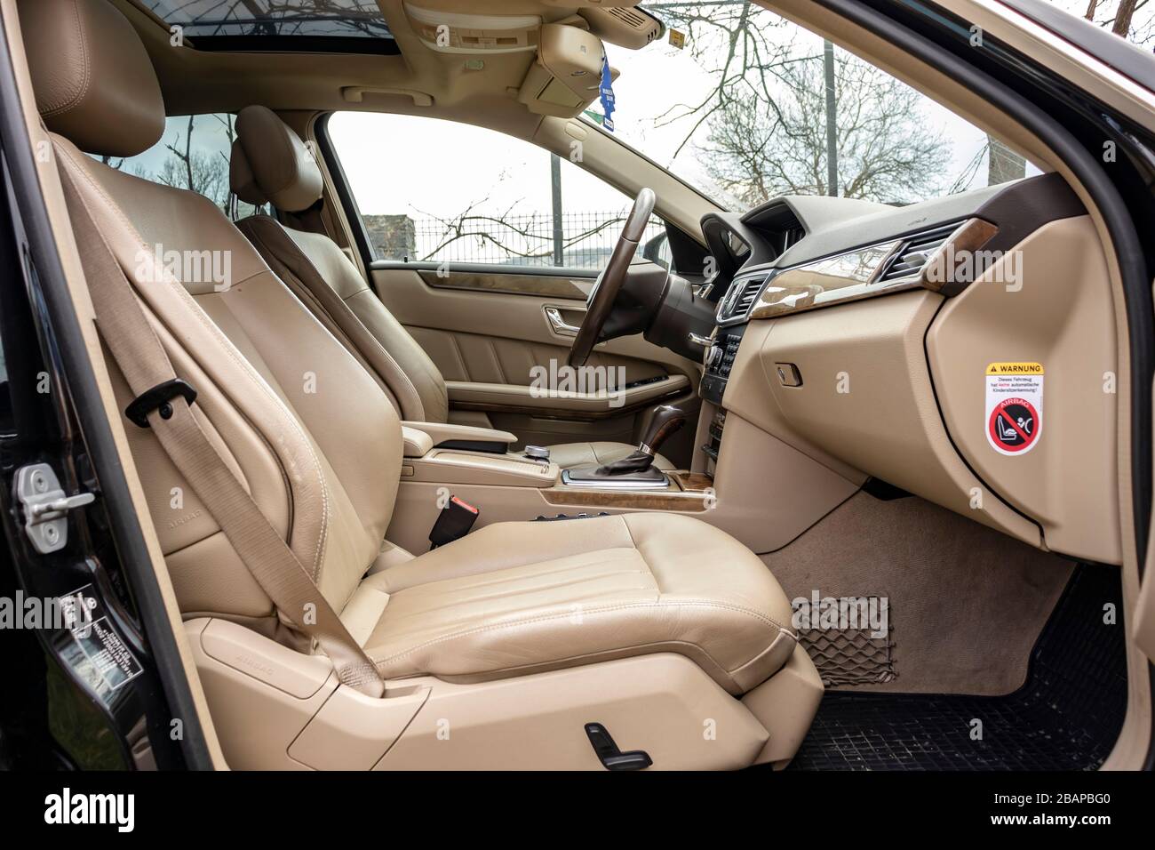 Beige leather interior, wood ornaments, double climatronic, heated