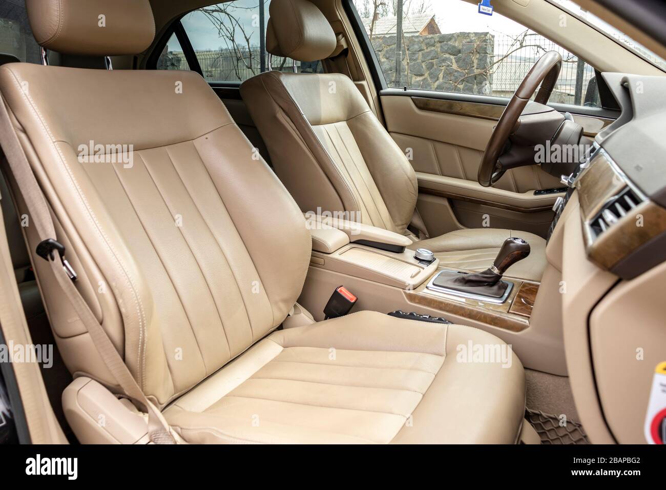 Beige leather interior, wood ornaments, double climatronic, heated