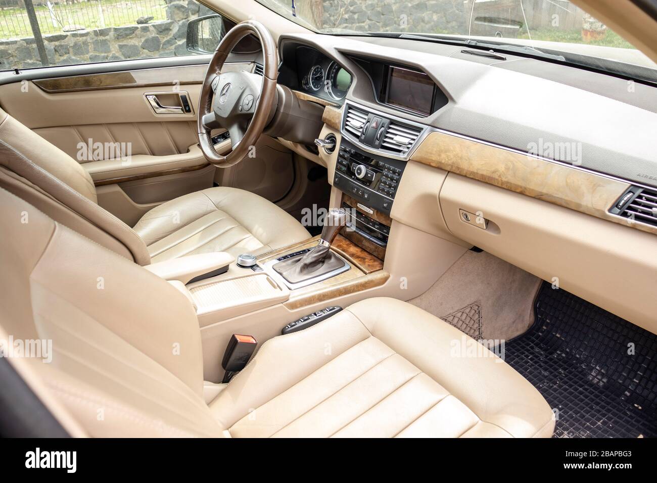 Beige leather interior, wood ornaments, double climatronic, heated