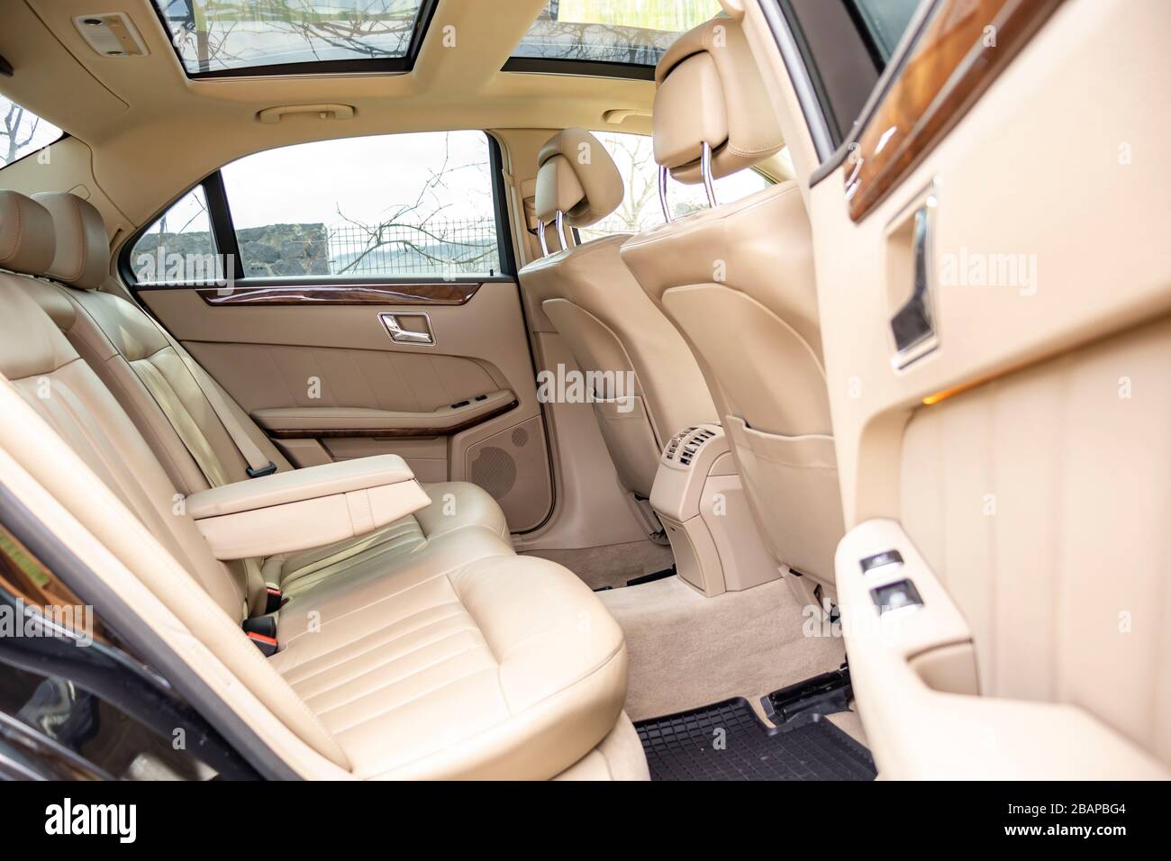 Beige leather interior, wood ornaments, double climatronic, heated
