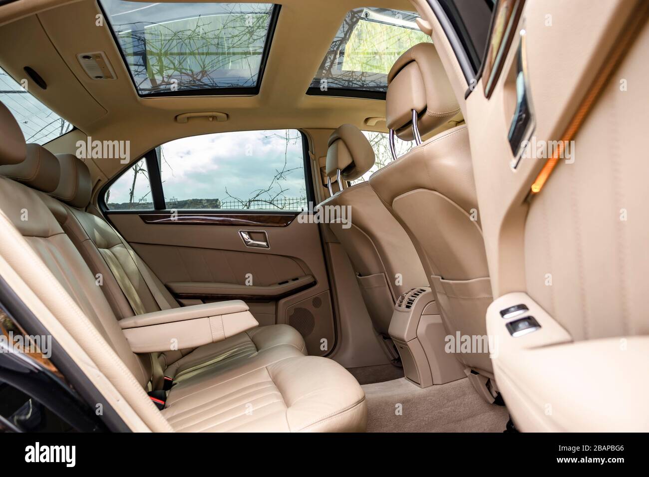 Beige leather interior, wood ornaments, double climatronic, heated