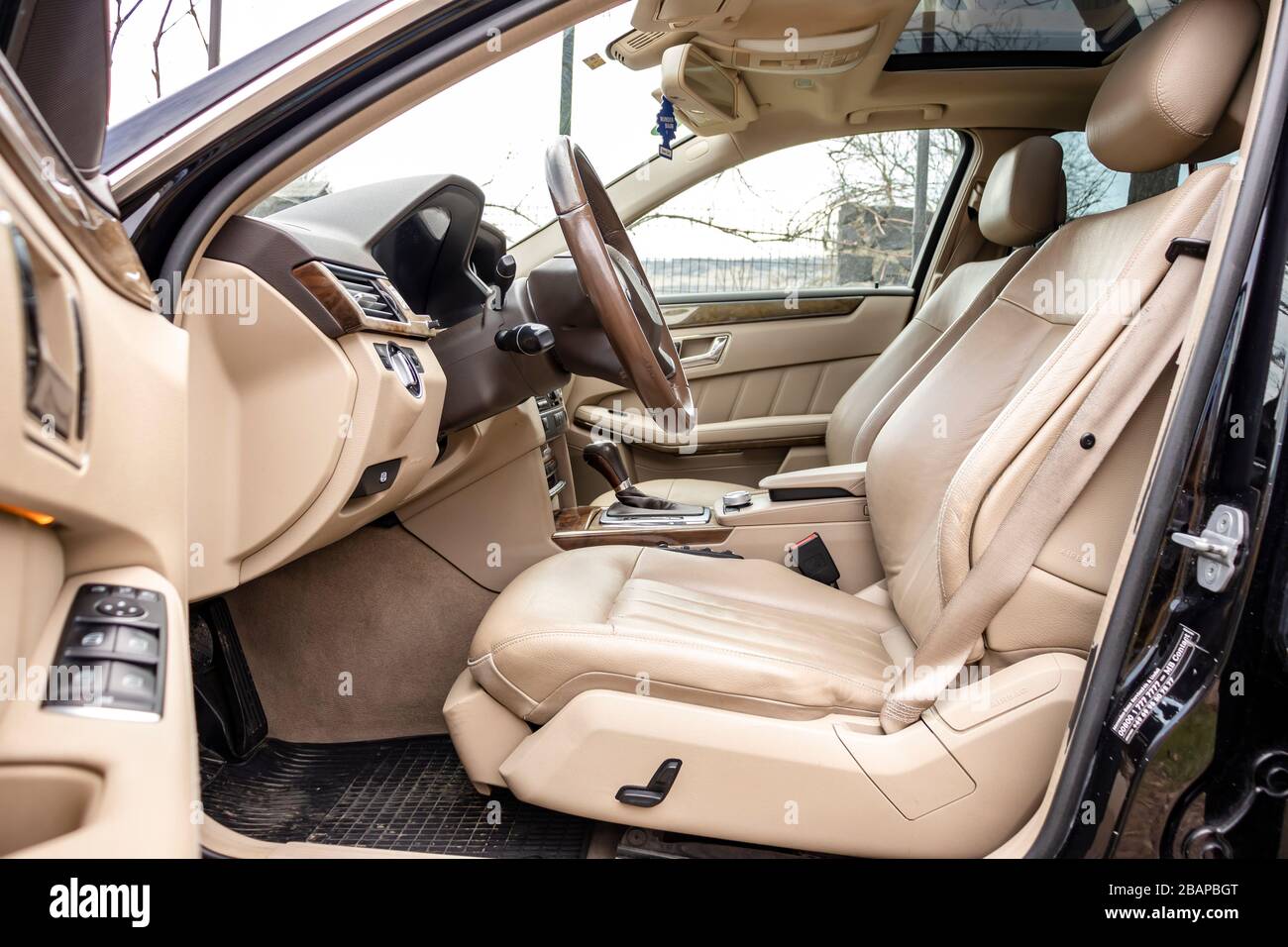 Beige leather interior, wood ornaments, double climatronic, heated