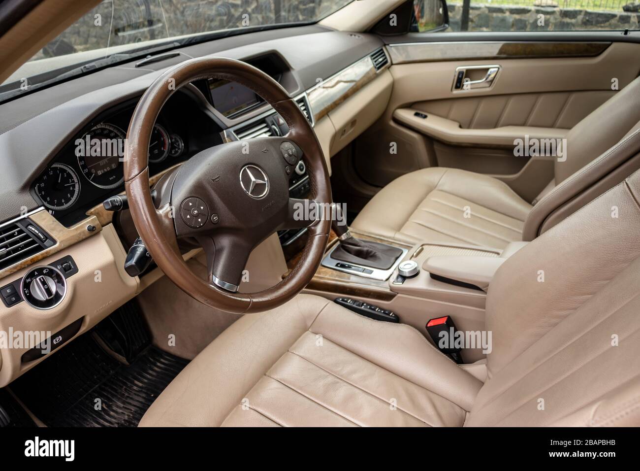 Beige leather interior, wood ornaments, double climatronic, heated