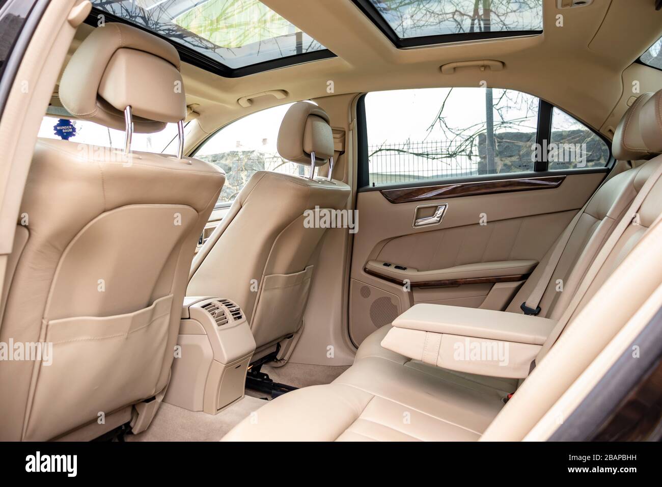 Beige leather interior, wood ornaments, double climatronic, heated