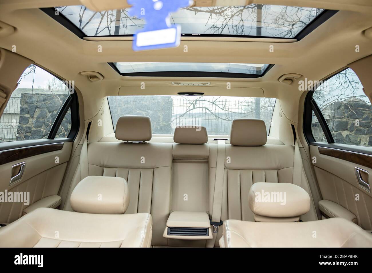 Beige leather interior, wood ornaments, double climatronic, heated