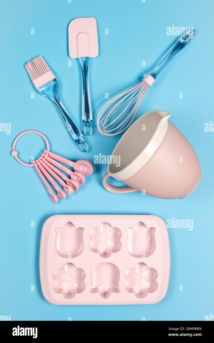 https://c8.alamy.com/comp/2BAPBWX/pink-kitchen-backing-utensils-on-blue-background-top-view-2BAPBWX.jpg