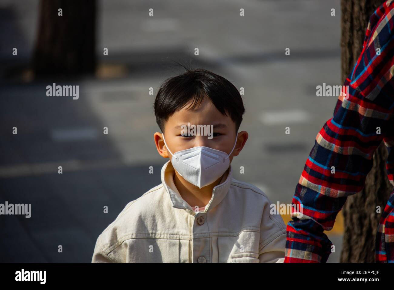 Child wearing face mask hi-res stock photography and images - Alamy