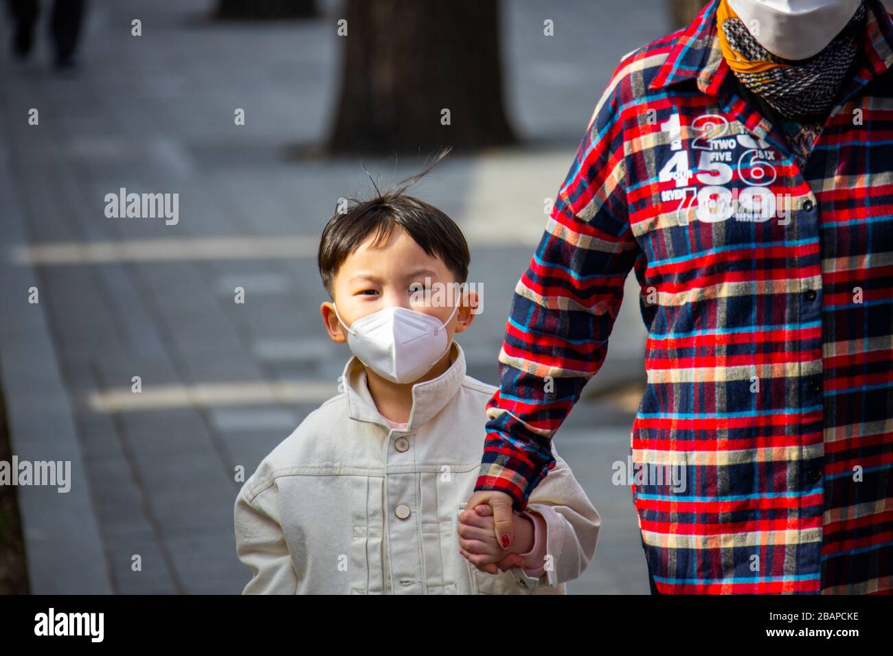 Boy wearing face mask hires stock photography and images Alamy