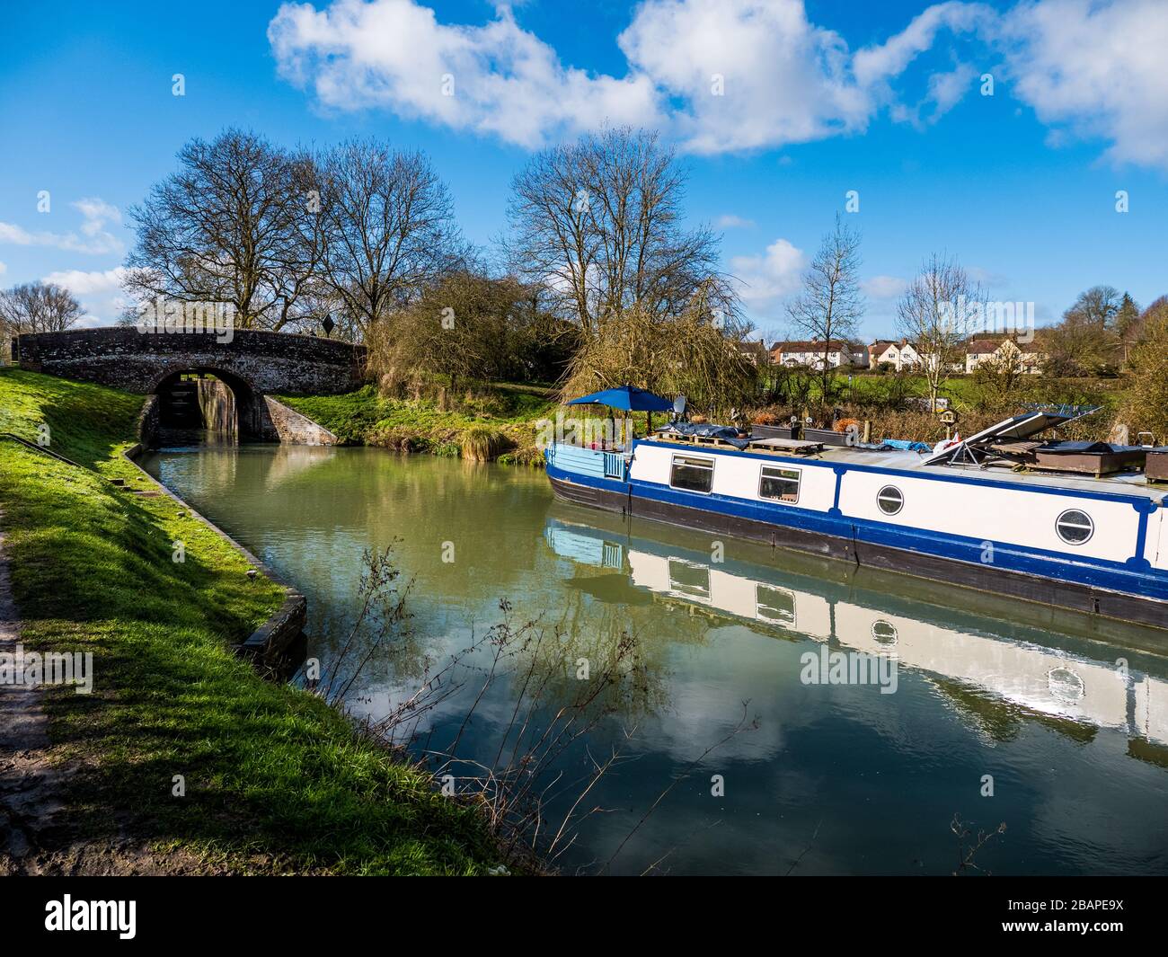 Kennet and Avon Canal, North Wessex Downs, Narrowboat, Great Bedwyn, Wiltshire, England, UK, GB. Stock Photo