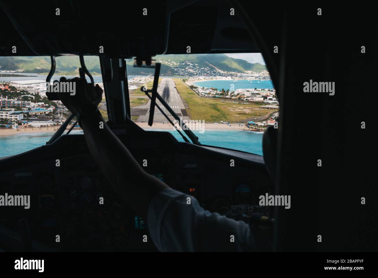 A pilot grips the throttle lever, on approach to St Maarten Princess Juliana International Airport in a DHC-6 Twin Otter Stock Photo
