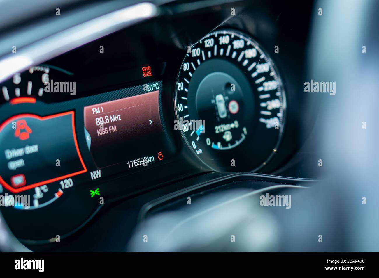 Ford Mondeo digital instrument cluster/gauges. Digital speedometer, rpm,  odometer, Ford converse unit Stock Photo - Alamy