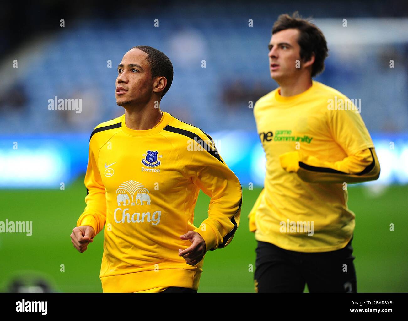 Everton's Steven Pienaar (left) opts no to wear an anti-rascism t-shirt during pre-match training Stock Photo