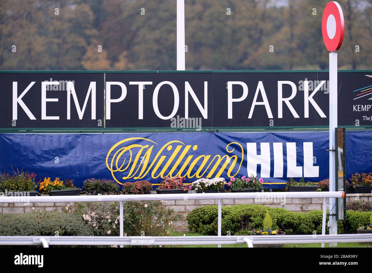 General view of the winning post and William Hill signage at Kempton Racecourse Stock Photo