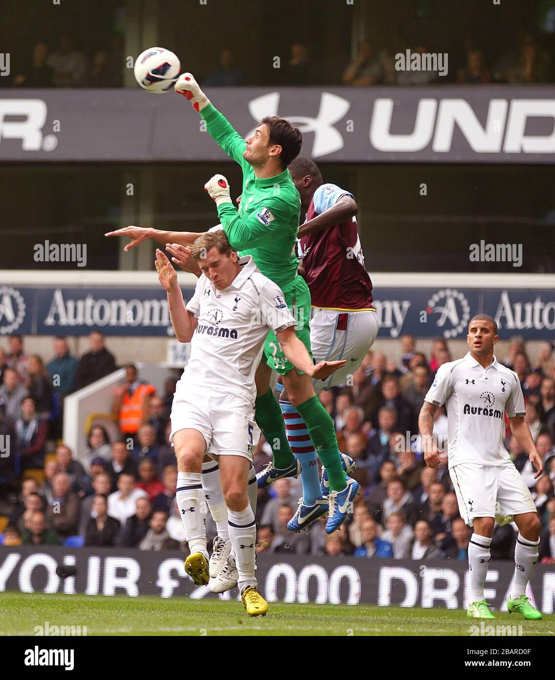 Tottenham Hotspur goalkeeper Hugo Lloris punches the ball Stock Photo Alamy