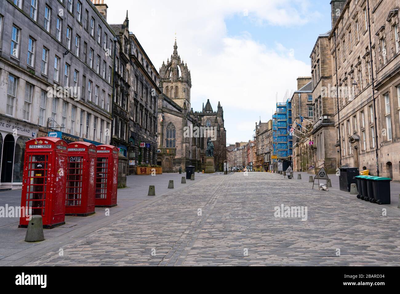Edinburgh, Scotland, UK. 29 March, 2020. Life in Edinburgh on the first Sunday of the Coronavirus lockdown. Streets deserted, shops and restaurants closed, very little traffic on streets and reduced public transport. Pictured; The Royal Mile. Iain Masterton/Alamy Live News Stock Photo