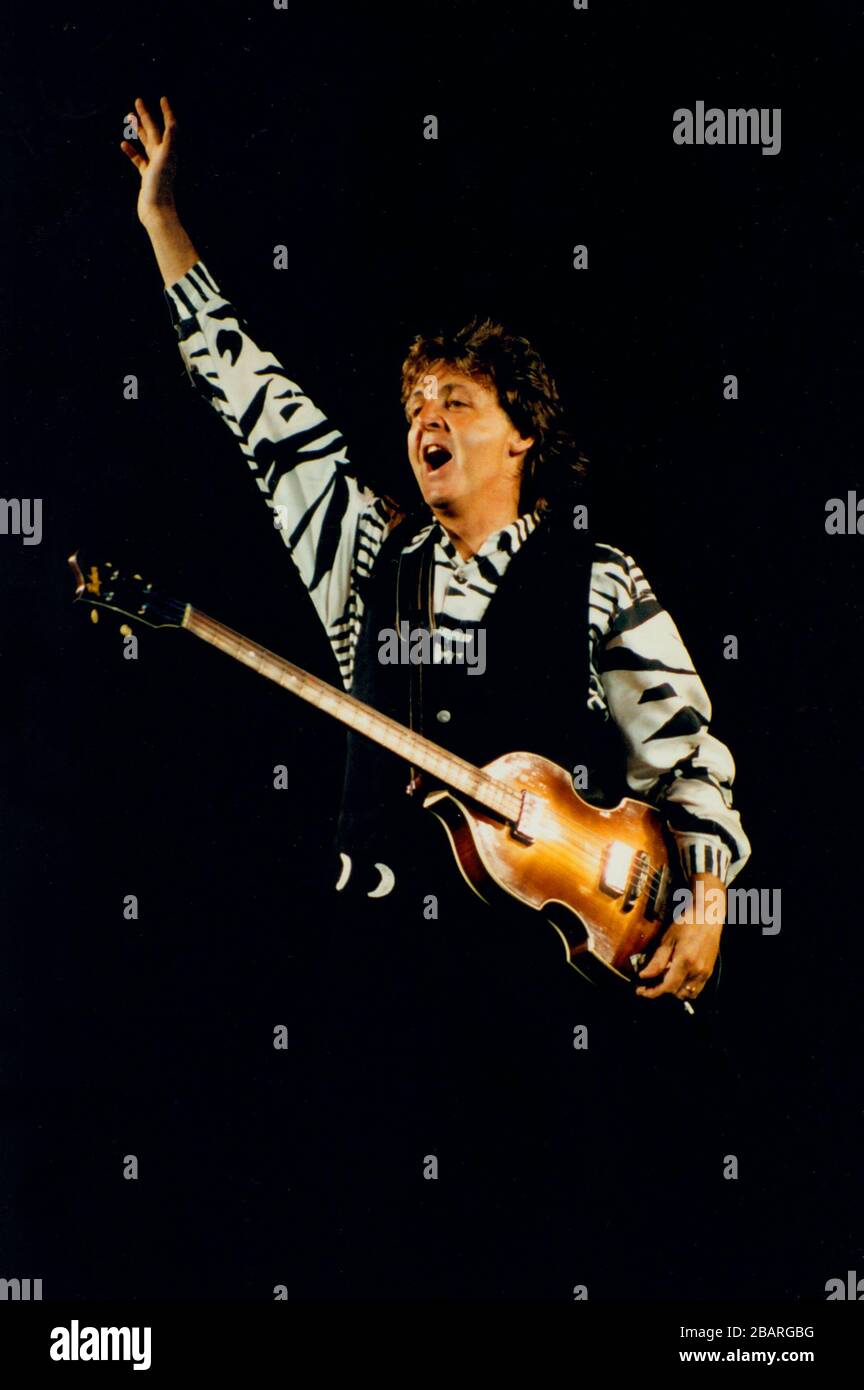 PAUL MCCARTNEY PERFORMING IN CONCERT AT GIANTS STADIUM , 07-11-1990 PHOTO  BY MICHAEL BRITO Stock Photo - Alamy