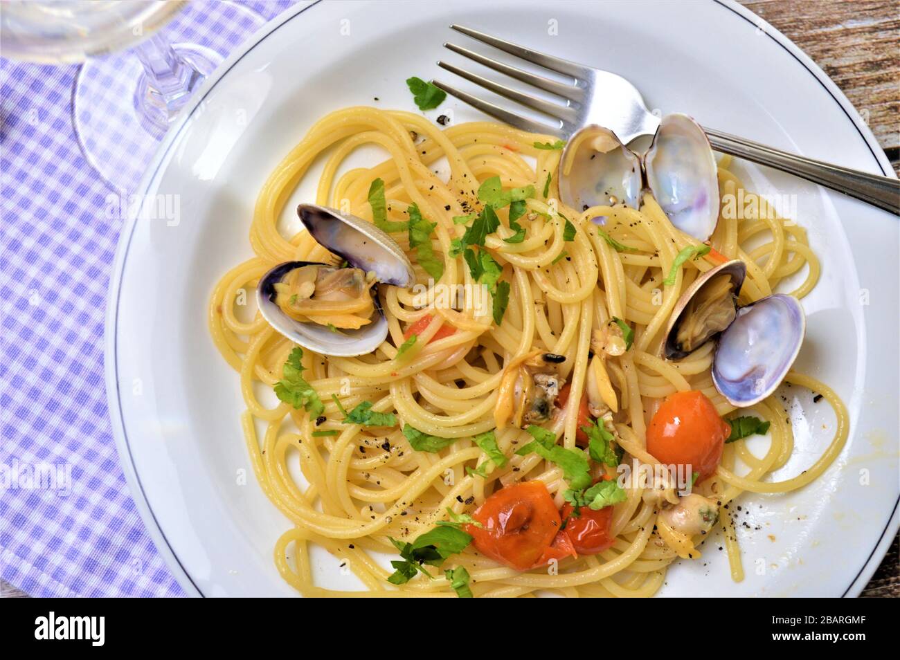spaghetti with clams italian dish Stock Photo Alamy